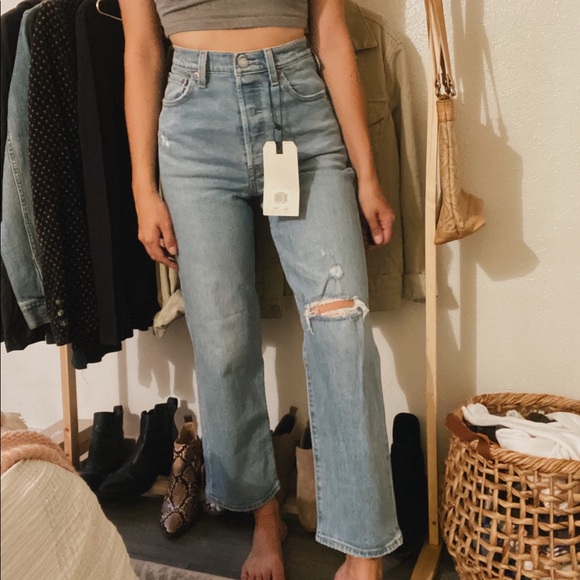 SOLD Levi’s Ribcage Straight Ankle Jeans - Picture 5 of 7